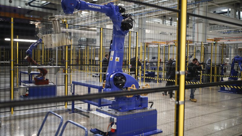 Fotografija: »Vsakega robota, ki je izrinil tri delovna mesta, je potrebno obremeniti s prispevki vsaj v višini enega zaposlenega.« Foto Uroš Hočevar