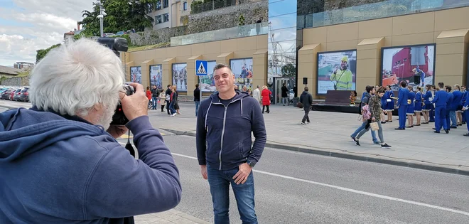 Zdravko Primožič fotografira fotografa Tomaža Primožiča pred razstaviščem na Bastijonu. Foto Boris Šuligoj