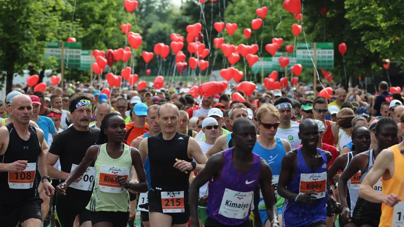 Fotografija: Gneča na startu Maratona treh src leta 2017. FOTO: Jože /Delo