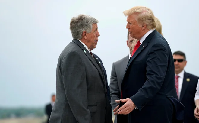 Donald Trump in Mike Parson. FOTO: Joshua Roberts/Reuters