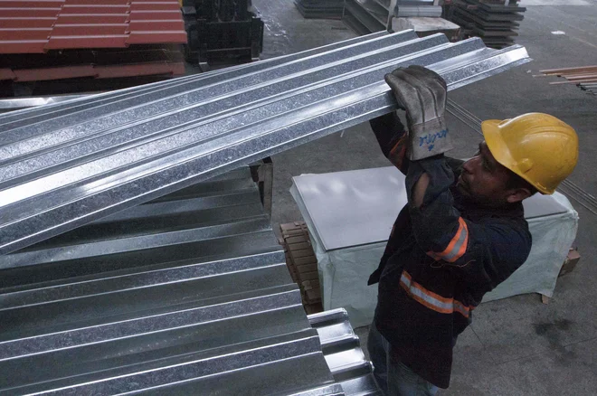 Dogovor prinaša ukinitev carin v 48 urah v zameno za mehanizem nadzora uvoza poceni jekla in aluminija iz Kitajske in podobnih držav. FOTO: Julio Cesar Aguilar/AFP