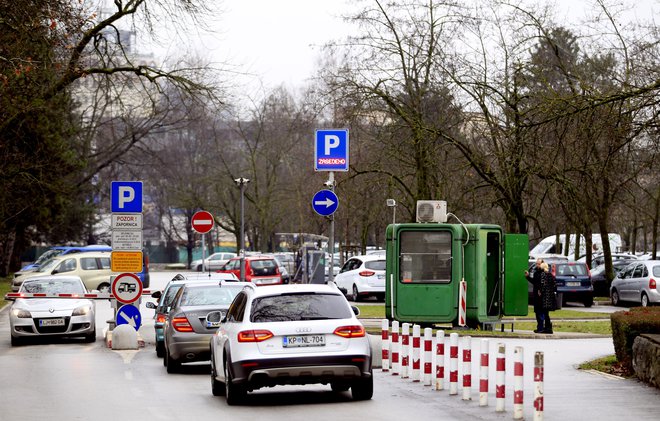Skrajni čas je, da univerza v Ljubljani, vpletene fakultete in mesto Ljubljana resno pristopijo k prometni ureditvi tako tekočega kot mirujočega prometa na tem območju. Foto Roman Šipić