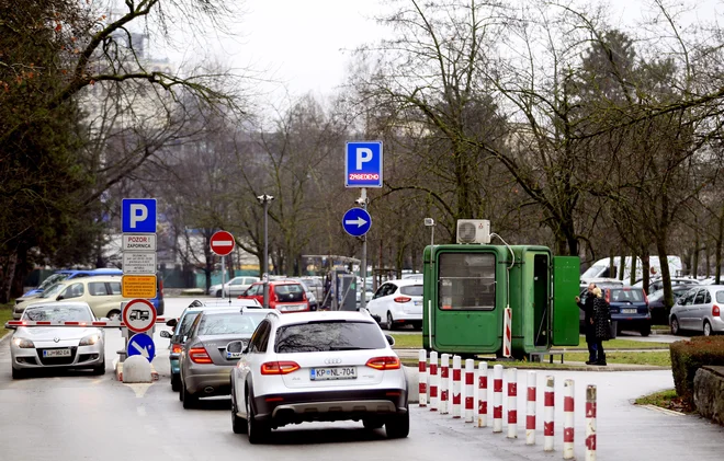 Skrajni čas je, da univerza v Ljubljani, vpletene fakultete in mesto Ljubljana resno pristopijo k prometni ureditvi tako tekočega kot mirujočega prometa na tem območju. Foto Roman Šipić