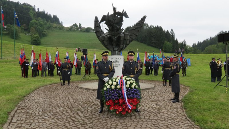 Fotografija: Spomnik Svobodi in miru na Poljani pri Prevaljah. FOTO: Mateja Kotnik