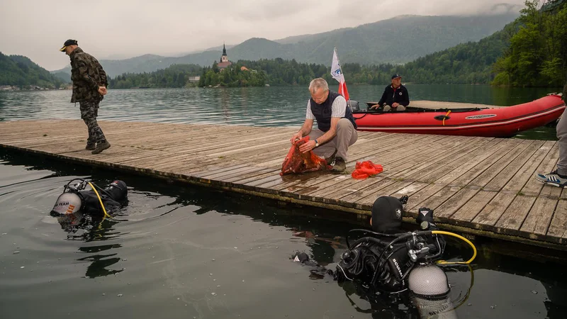 Fotografija: Pri čiščenju Blejskega jezera in okolice je sodelovalo okoli 150 prostovoljcev. FOTO: Milan Tomažin