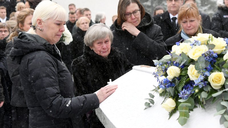 Fotografija: Od Mattija Nykänena so se poslovili na pogrebu 2. marca v Jyväskyläju. Na fotografiji njegova žena Pia, mati Vieno ter sestri Päivi in Tuija. FOTO: Reuters