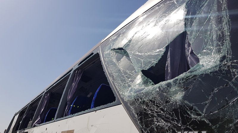 Fotografija: Razbito steklo napadenega avtobusa. FOTO: Ahmed Fahmy Reuters