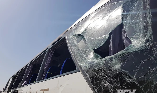 Razbito steklo napadenega avtobusa. FOTO: Ahmed Fahmy Reuters