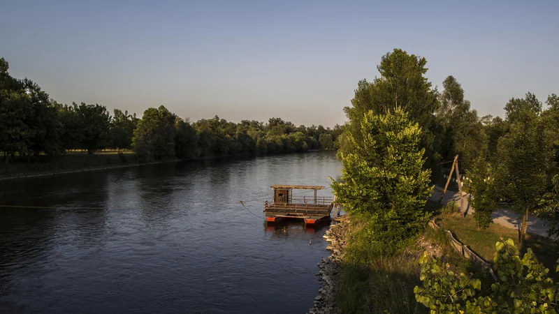 Fotografija: Za Muro značilni plavajoči mlini v nasprotju s hidroelektrarnami, regulacijo in gradnjo jezov niso v ničemer spreminjali vodnega režima reke. Foto Voranc Vogel