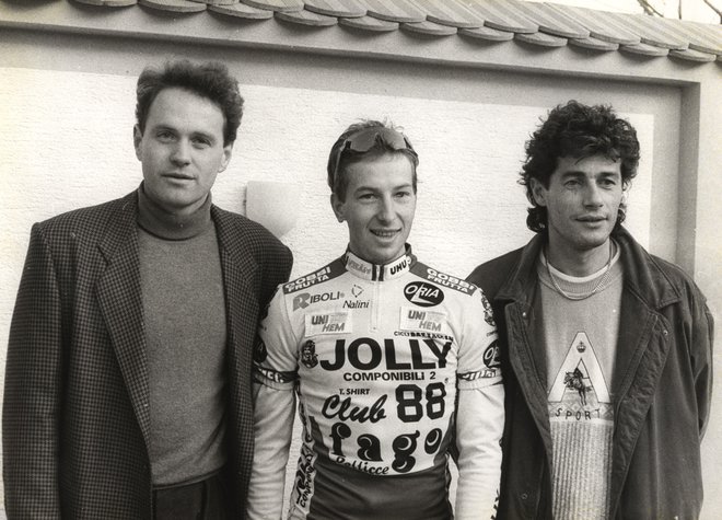 Na Giru leta 1994, ko je cilj etape gostoval v Kranju, je slovenske barve zastopal le Valter Bonča (v sredini, levo Primož Čerin, desno Vinko Polončič). FOTO: Matej Družnik/Delo