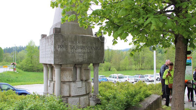 Fotografija: Spomenik na Rašici, posvečen Primožu Trubarju.