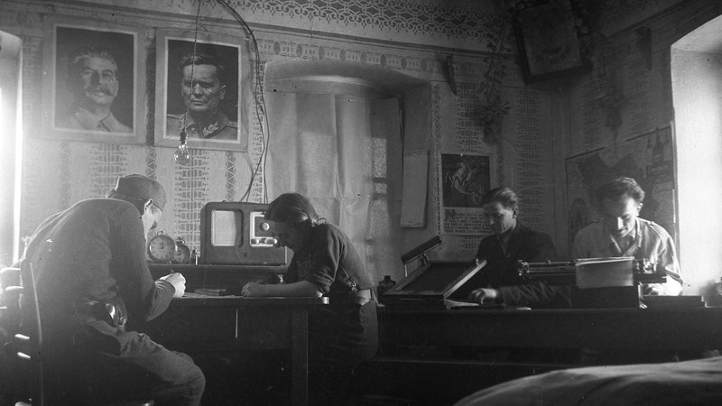 Fotografija: Sprejemanje radijskih poročil v okrožni tehniki v Beli krajini januarja 1945 Foto Edi Šelhaus