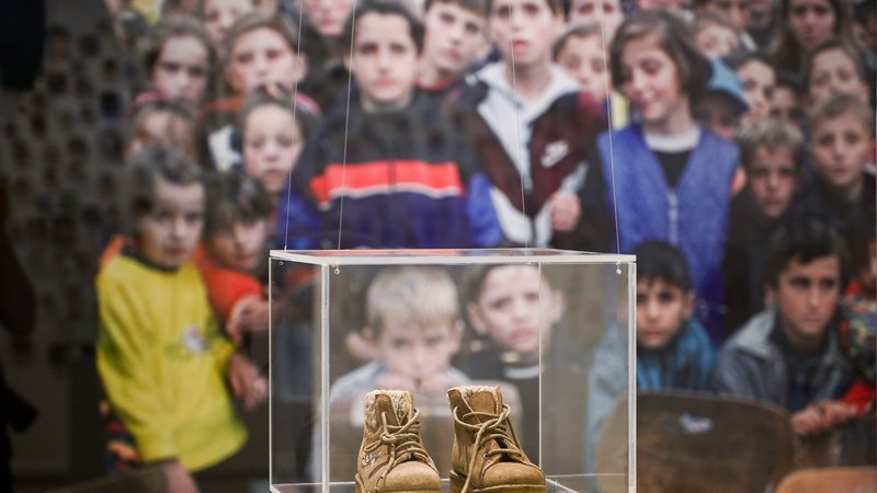Fotografija: V Prištini so dan pred lokalnimi volitvami odprli razstavo v spomin na več kot tisoč otrok, ki so bili ubiti med kosovsko vojno. FOTO: Armend Nimani/AFP
