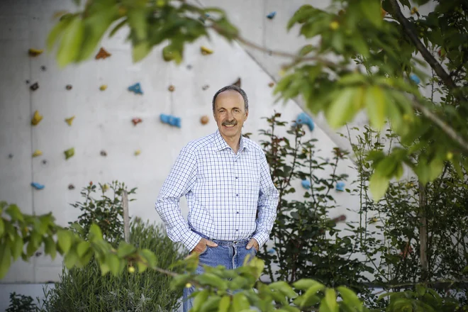 Igorju Karlovšku, pisatelju in odvetniku, je všeč, da se mali človek bori proti velikim, in tudi sebe vidi kot borca.<br />
Foto Uroš Hočevar
