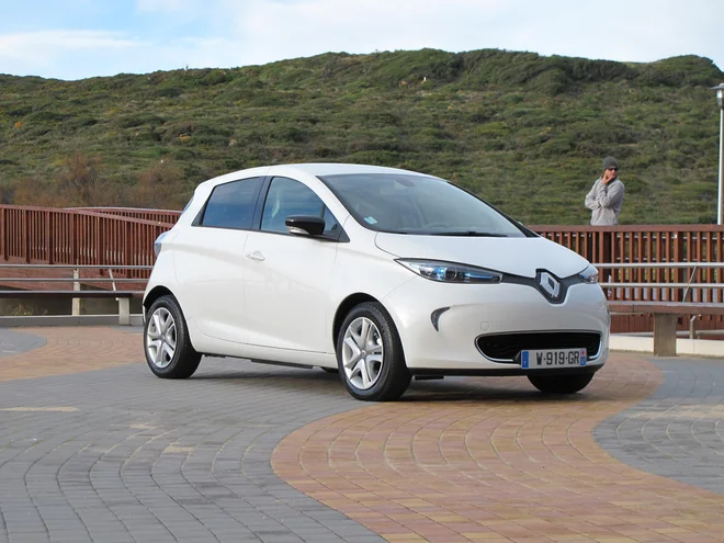 Na sliki je še aktualni renault zoe, ki bo jeseni prenovljen in s še večjim dosegom. FOTO: Blaž Kondža/Delo