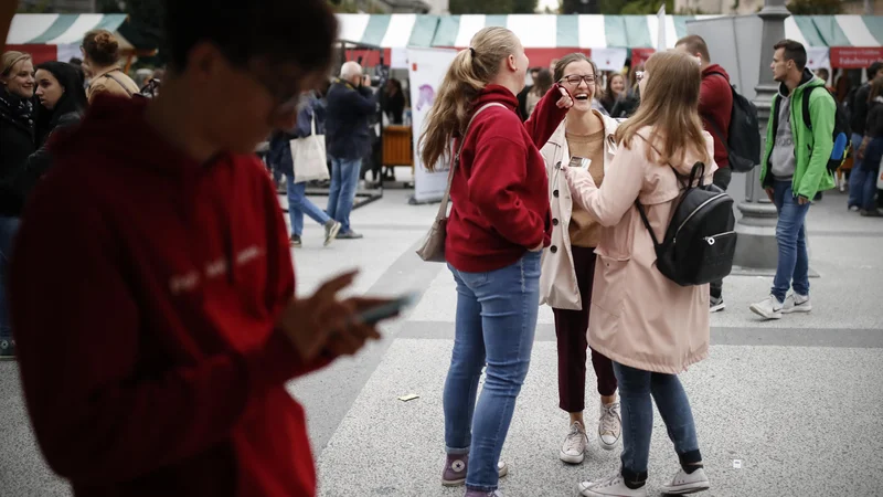 Fotografija: Učenci oziroma dijaki iz tujine pridejo k nam za teden dni, spijo pri tukajšnjih dijakih oziroma njihovih družinah zato, da se spoznajo in med spoznavanjem se ustvarijo prijateljske vezi, ki se ohranjajo, piše Tiatara Zupančič. FOTO: Uroš Hočevar/Delo