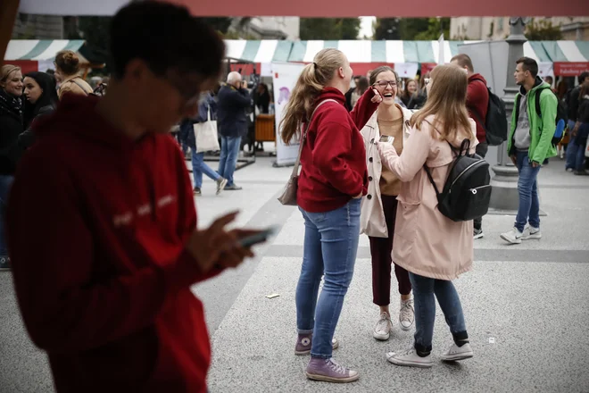 Učenci oziroma dijaki iz tujine pridejo k nam za teden dni, spijo pri tukajšnjih dijakih oziroma njihovih družinah zato, da se spoznajo in med spoznavanjem se ustvarijo prijateljske vezi, ki se ohranjajo, piše Tiatara Zupančič. FOTO: Uroš Hočevar/Delo