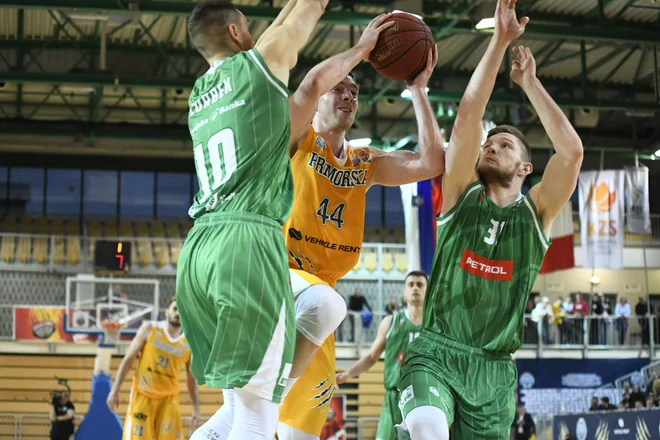 Luka Vončina (z žogo) je bil med najboljšimi na prvi finalni tekmi. FOTO: Sixt Primorska/Žiga Mikeli