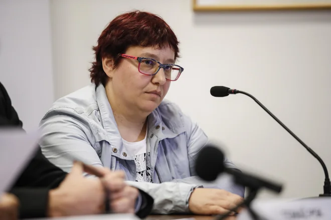 Barbara Kompara, žrtev spolnih zlorab, med novinarsko koferenco civilne iniciative za zaščito žrtev spolnih zlorab v Cerkvi na Slovenskem Dovolj.je, v Ljubljani, 20. maja 2019.
[Kompara Barbara,spolne zlorabe,zlorabe,žrtve,spolno nasilje,poedofilija,cerkev,civilne iniciative]