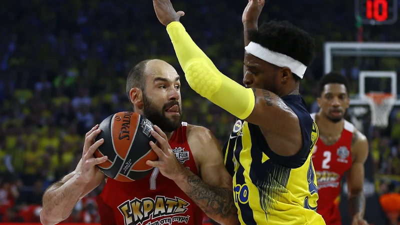 Fotografija: Trikratnemu evropskemu košarkarskemu prvaku Olympiakosu iz Pireja (z žogo Vasilis Spanoulis) grozi izpad v drugo grško ligo. FOTO: Reuters