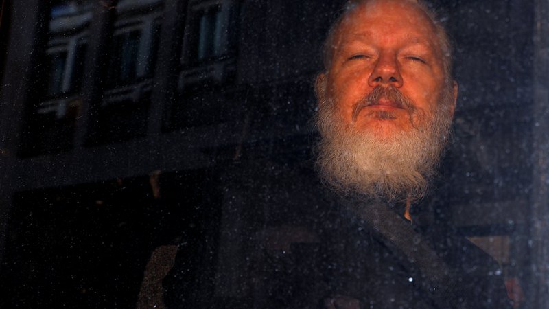 Fotografija: Če bo sodišče pridržanju ugodilo, bo to prvi korak na poti do morebitne izročitve Assangea Švedski. FOTO: Peter Nicholls/Reuters