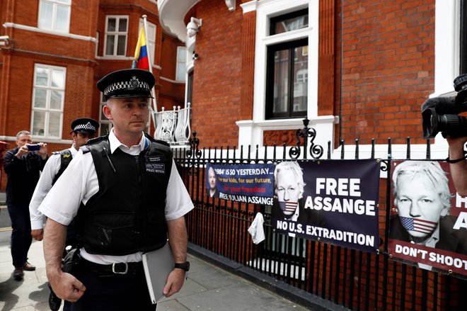 Britansko sodišče medtem obravnava ameriško zahtevo za izročitev. FOTO: Adrian Dennis/AFP