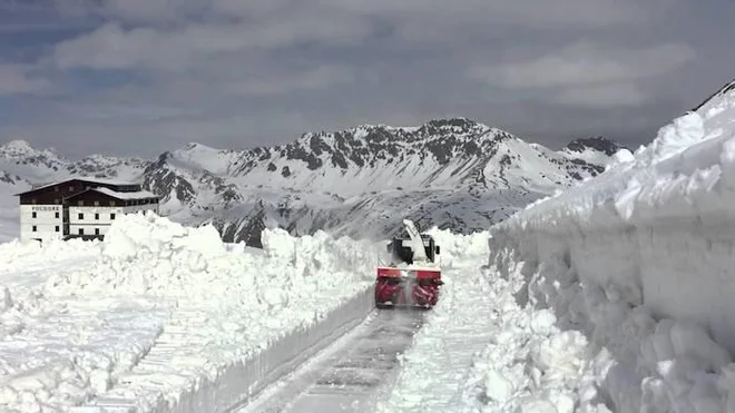 Snežni zameti na Gavii bi lahko ogrozili potek kraljevske etape, saj v tem tednu napovedujejo novih 20 centimetrov snega na slabih 2700 metrov visokem prelazu. Če cesta ne bo prevozna, bodo kolesarji dvakrat napadli Mortirolo. FOTO: Bormio.info