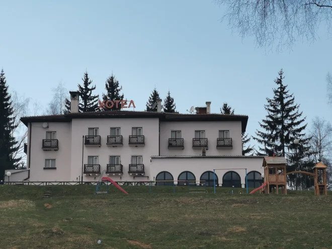 Titovo vilo ob Vlasinskem jezeru so prodali Arabcem in zaprli. Foto Milena Zupanič