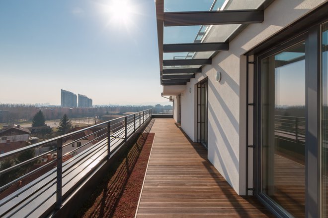 S teras ali balkonskih lož se odpirajo čudoviti razgledi. Foto: Eko srebrna hiša