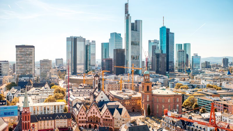 Fotografija: Frankfurt kljub nebotičnikom ne more uiti svoji vaški preteklosti. FOTO: Shutterstock