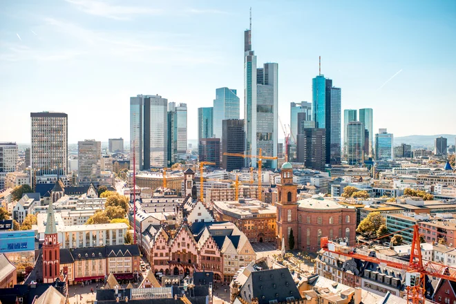 Frankfurt kljub nebotičnikom ne more uiti svoji vaški preteklosti. FOTO: Shutterstock