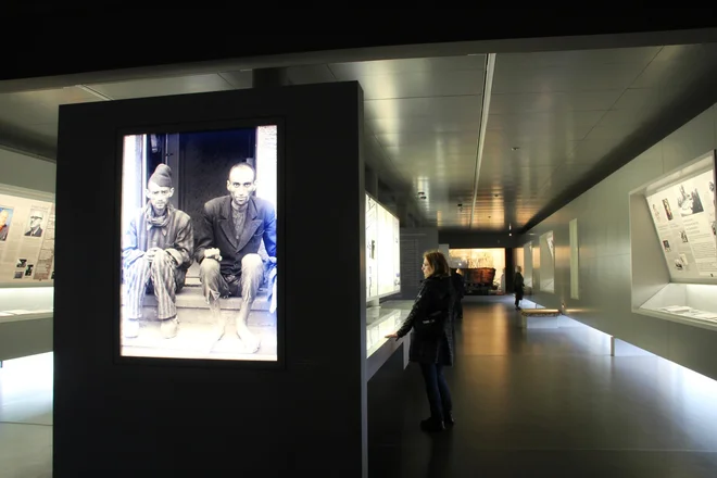 ◀ Spominski center ne govori le o grozotah koncentracijskih taborišč, opozarja tudi na etiko v znanosti in tehnologiji.<br />
Fotografije Simona Fajfar
