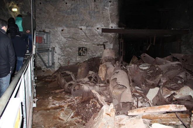 Rovi so zasuti tudi z materialom, ki so ga taboričniki uporabljali za sestavljanje raket V-2. Foto Simona Fajfar
