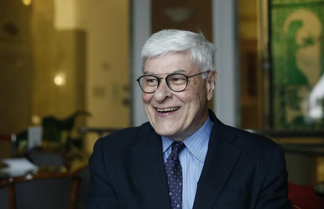 Profesor financ z univerze Yale Roger G. Ibbotson je prepričan, da so delnice na dolgi rok dobra naložba. Najbolj priporoča manj znane in manj razširjene, ker imajo trenutno nižjo ceno in hkrati višje pričakovane donose v prihodnosti. FOTO: Blaž Samec/Delo