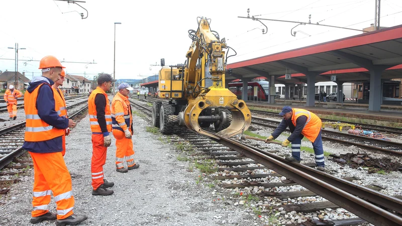 Fotografija: Gradbeni delavci pri obnovi na mariborski železniški postaji. Zdaj se izvajajo dela, za katera ni potrebna pridobitev okoljevarstvenega soglasja in gradbenega dovoljenja. Foto Tadej Regent