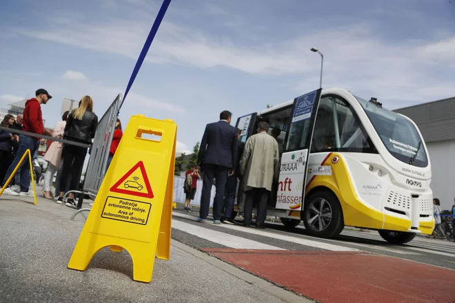 Shuttle Navya, samovozeče in električno vozilo, ki je po BTC Cityju aprila lani naenkrat zapeljalo po 15 potnikov. FOTO: Leon Vidic/Delo