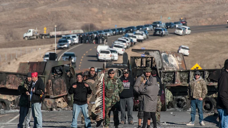 Fotografija: Protesti v Standing Rocku so navdih za podobne proteste drugod in tudi za predpise, ki protestnike pošiljajo v zapor. FOTO: Stephanie Keith/Reuters