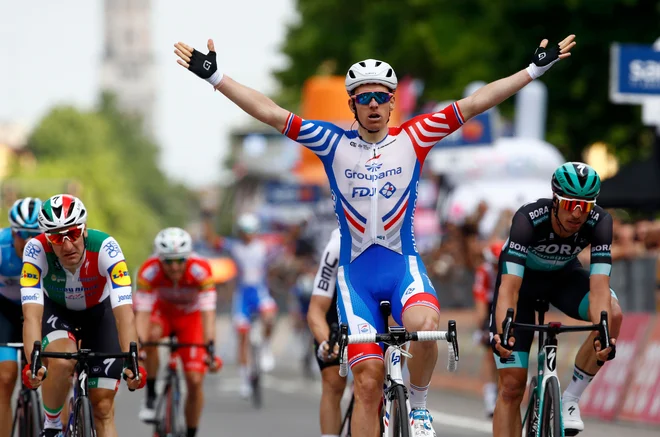Arnaud Demare je bil tokrat najmočnejši v šprintu, Elia Viviani pa je spet za nekaj centimetrov ostal brez prve zmage na letošnjem Giru. FOTO: AFP