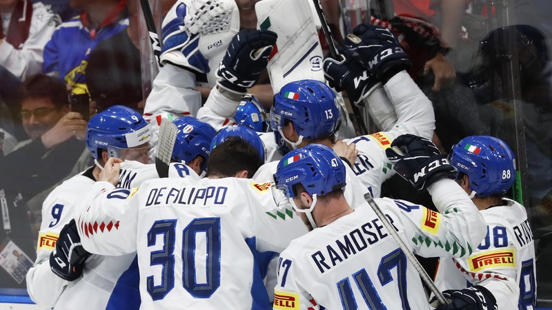 Fotografija: Veselju Italijanov ob obstanku med svetovno hokejsko elito ni bilo konca. FOTO Reuters