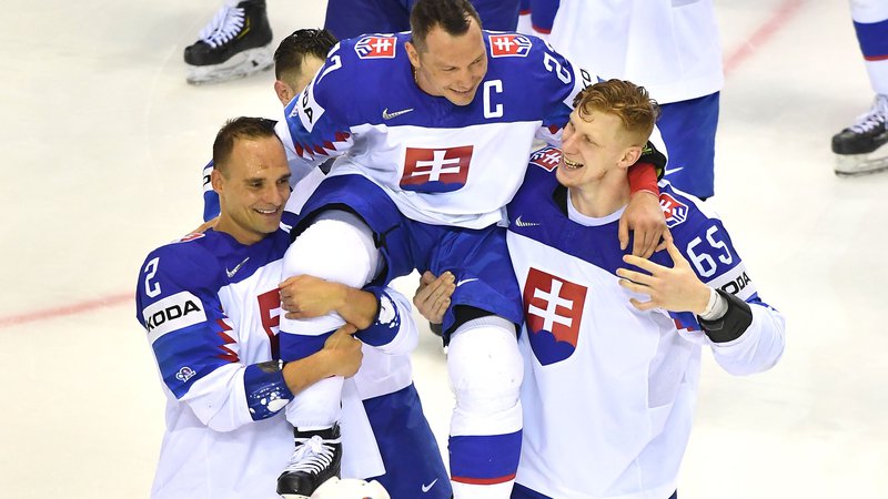 Fotografija: Po zadnji tekmi sta takole Ladislava Nagya z ledu odnesla Andrej Sekera (levo) in Michal Čajkovsky. FOTO AFP