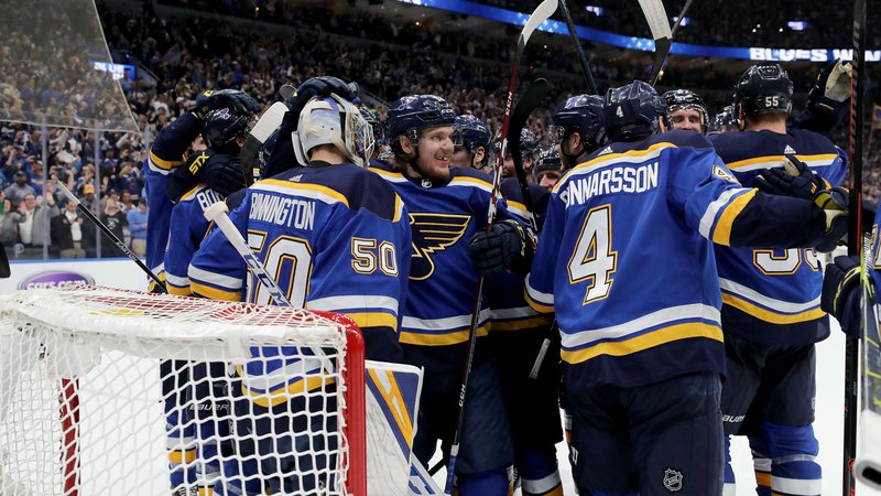 Fotografija: Hokejisti moštva St. Louis Blues so se takole veselili preboja v veliki finale končnice NHL. FOTO: AFP