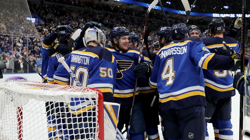 Fotografija: Hokejisti moštva St. Louis Blues so se takole veselili preboja v veliki finale končnice NHL. FOTO: AFP