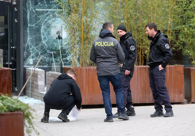 Eksplozija pred lokalom župana Arsenoviča, 28. marca. FOTO: Tadej Regent/Delo
