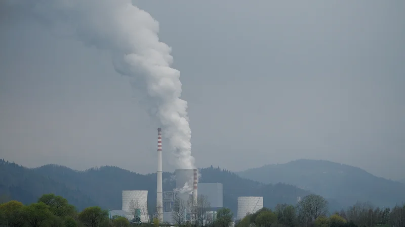 Fotografija: EU naj bi do leta 2030 zmanjšala emisije CO2 za vsaj 40 odstotkov in hkrati modernizirala svoje gospodarstvo. FOTO: Brane Piano/Delo
