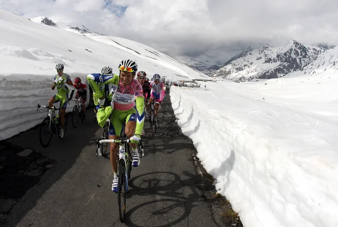 Tako je bila videti Gavia leta 2010, v rožnati majici jo je premagal Ivan Basso, ki je na koncu tudi slavil na Giru. Foto Reuters