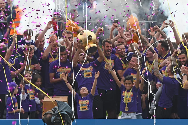 Pokal je šel v prave roke, najboljšim v sezoni 2018/19. FOTO: Tadej Regent/Delo