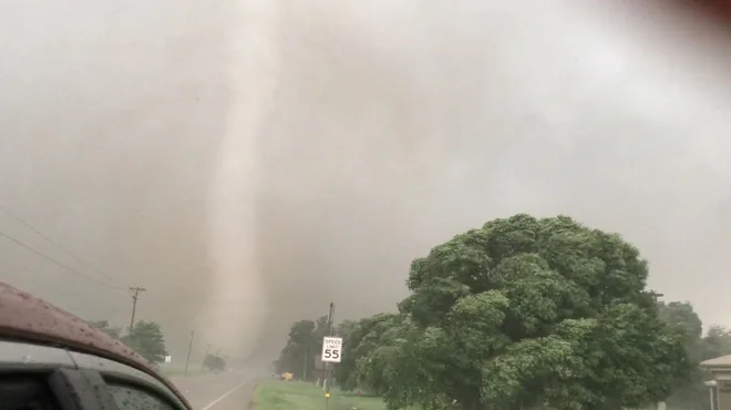 Tornado v Mangumu v Oklahomi. FOTO: Lorraine Matti/družbena omrežja