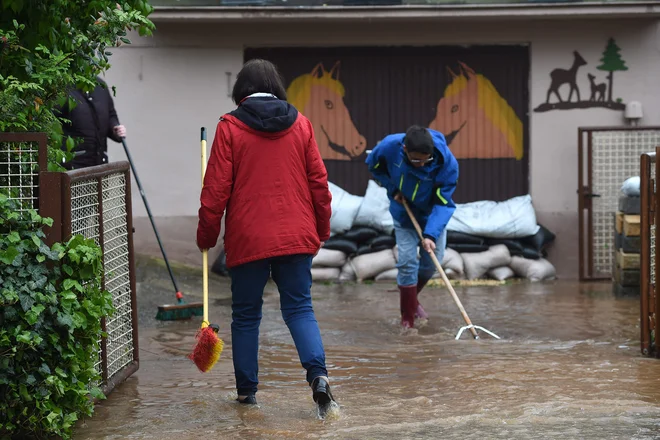 Takole so se z vodo borili v Kaufungnu ori Kasslu. FOTO: Uwe Zucchi/AFP