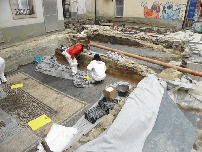 Delo konservatorjev in restavratorjev je bilo zelo zahtevno, delati so morali hitro, da so zaščitili ostaline, ki so bile po več stoletjih spet na odprtem. FOTO: arhiv ZVKDS