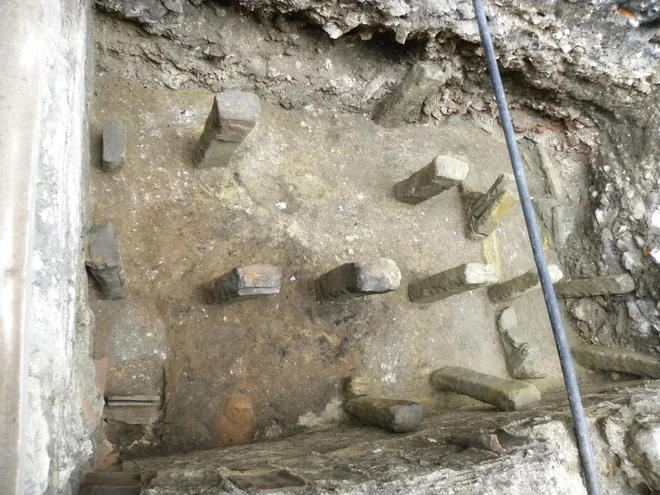 Hipokavst oziroma toplozračni sistem v starorimski vili na Glavnem trgu. FOTO: arhiv ZVKDS